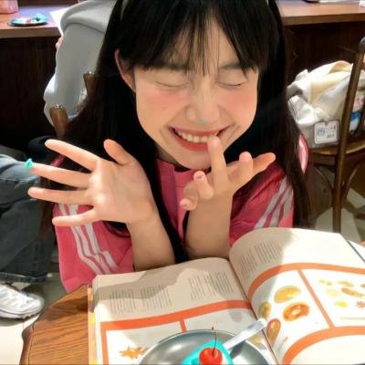 老牌影帝被曝机场牵手女助理，整整一周高档私房菜馆画面流出
